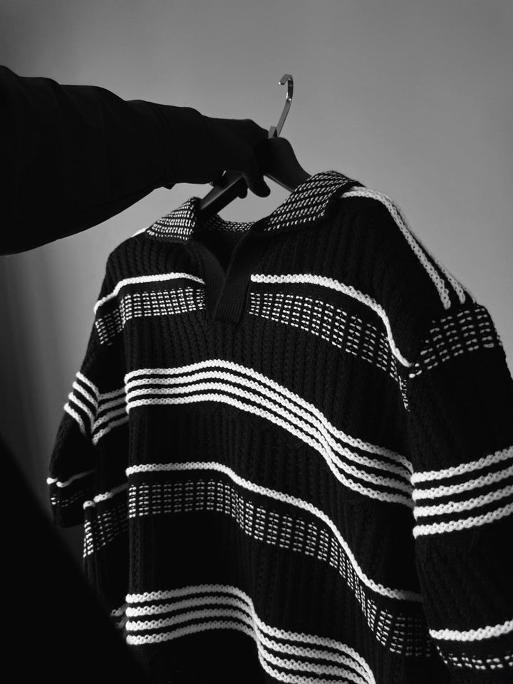 Luźna koszulka z wzorzystym kołnierzykiem - Czarna