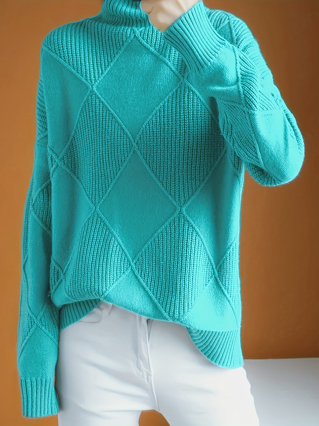 Fakturowany sweter z golfem