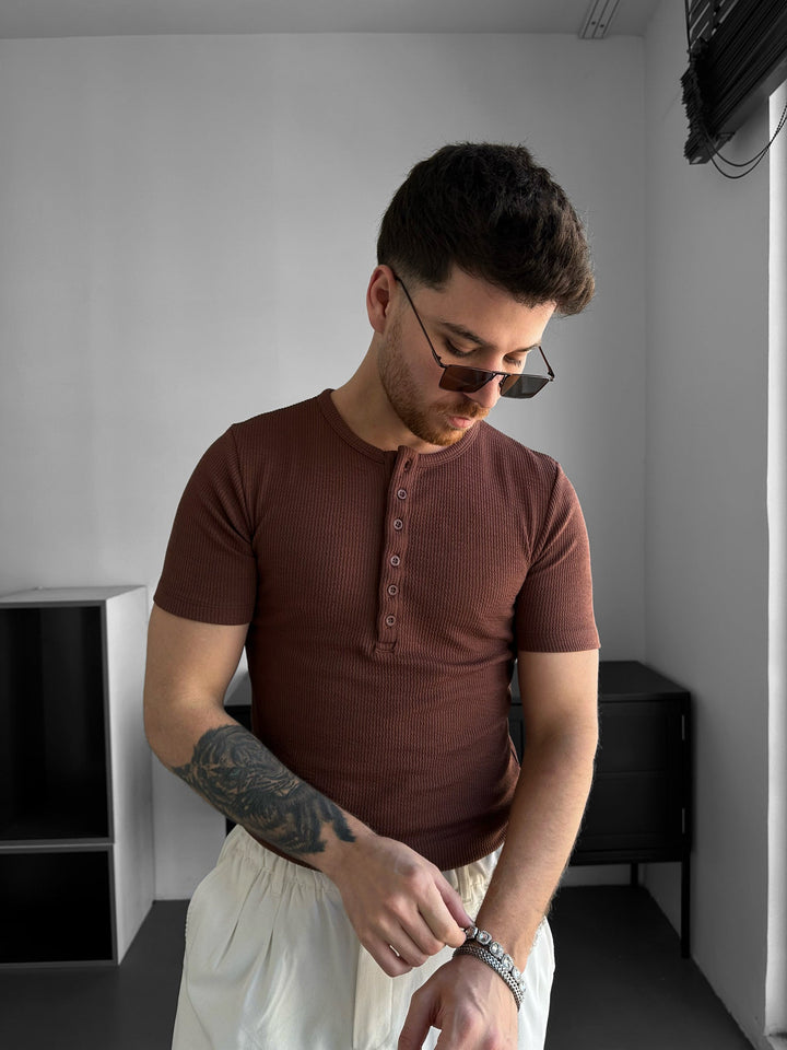 Slim Fit T-shirt z guzikiem - Brązowy