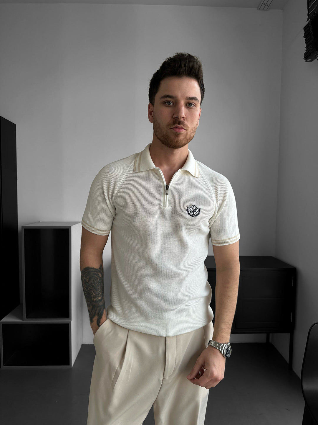 Slim Fit Polo z haftem z pół-zamkiem - Ecru