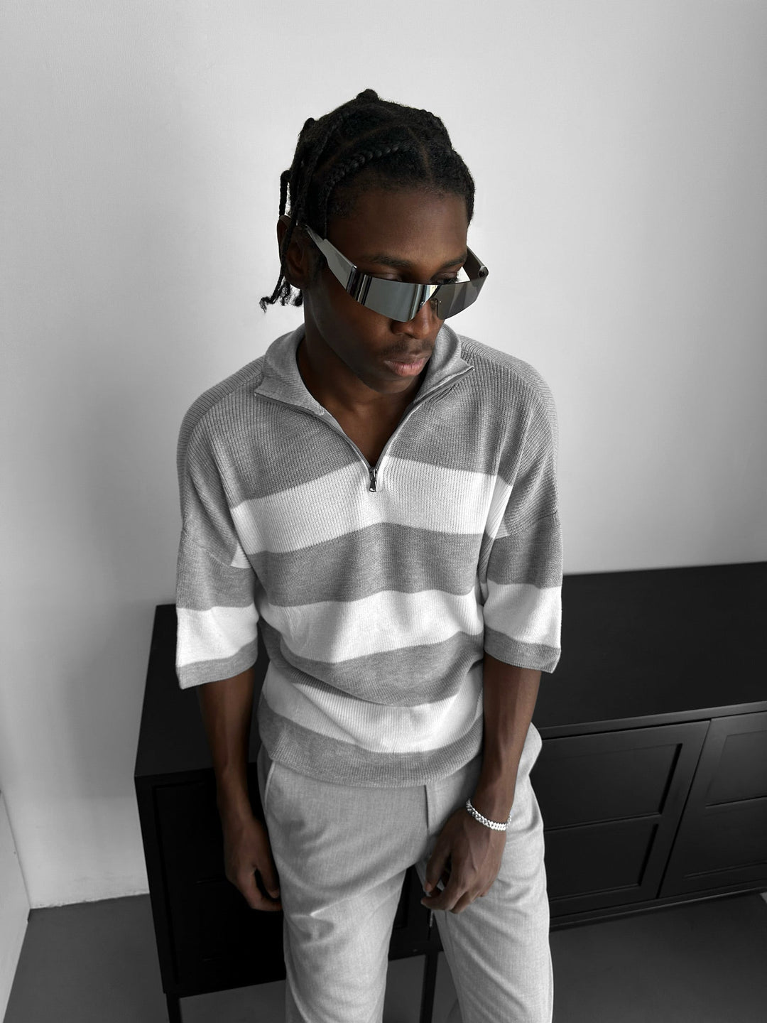 Regularna T-shirt w paski - Szary