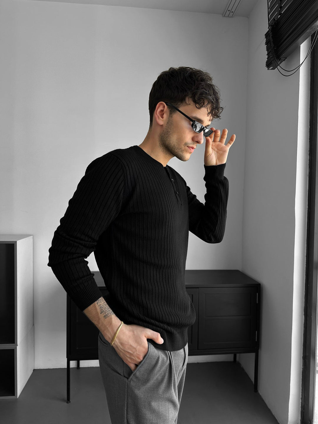 Sweter Slim Fit z guzikami - Czarny