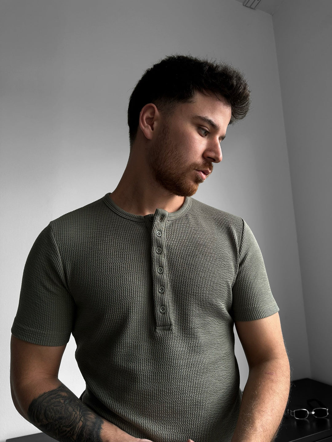 T-shirt Slim Fit z guzikiem - Mięta
