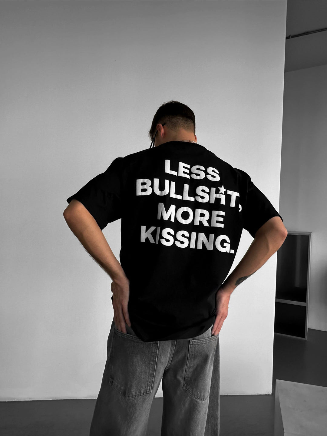 T-shirt Oversize z Motywem Całowania - Czarny
