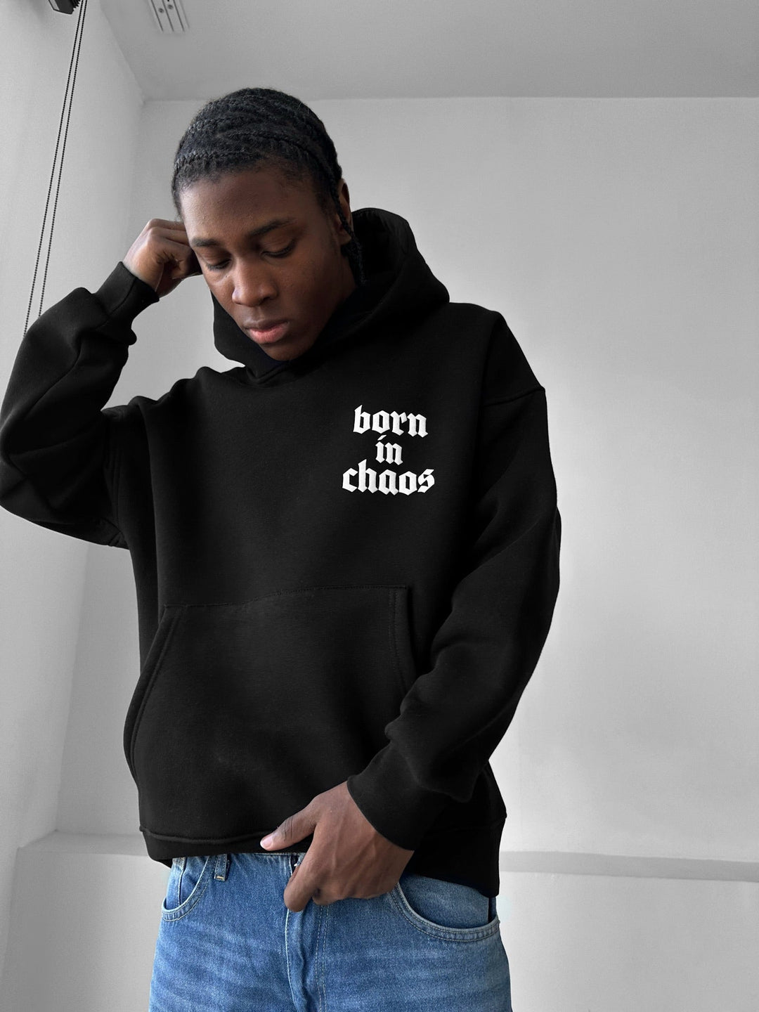 Oversize “Born in Chaos” Hoodie - Czarny
