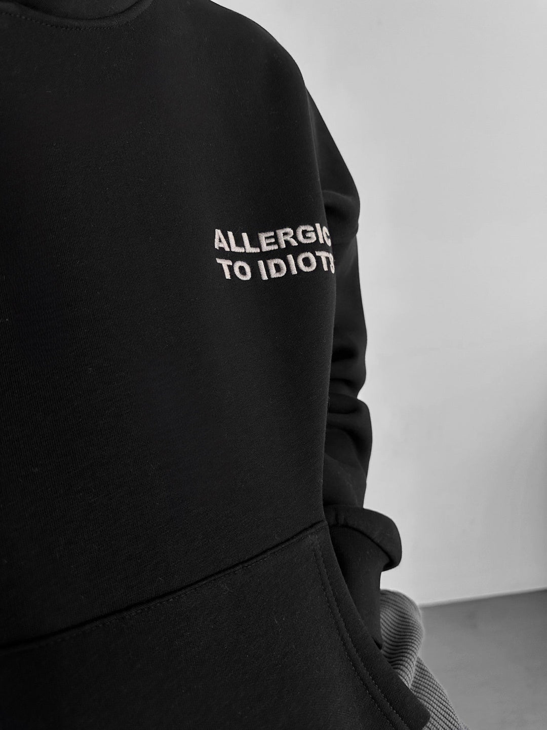 Oversize Szczegółowy Hoodie Alergiczny - Czarny