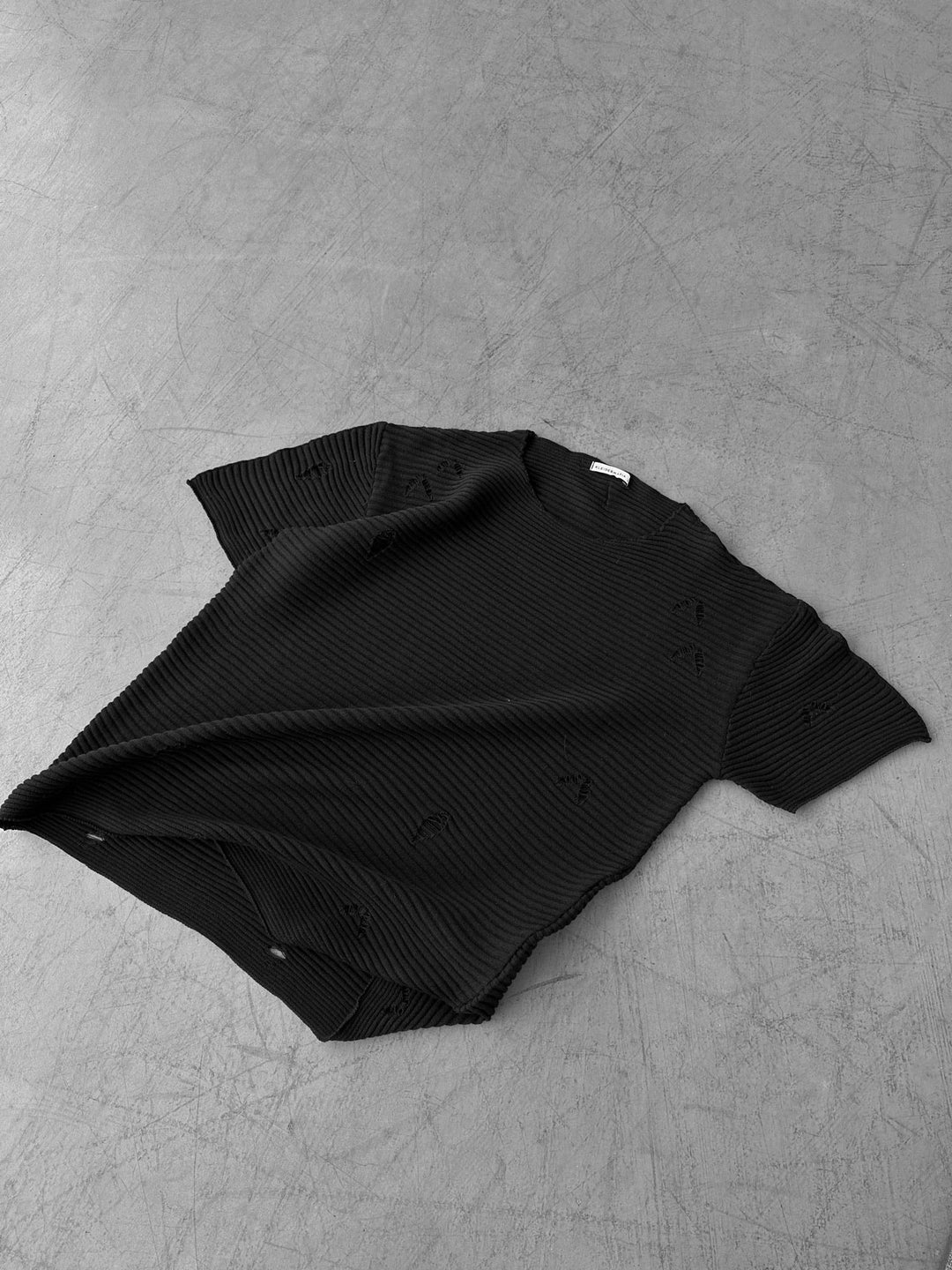 Luźna T-shirt z Przetartym Wzorem - Czarny
