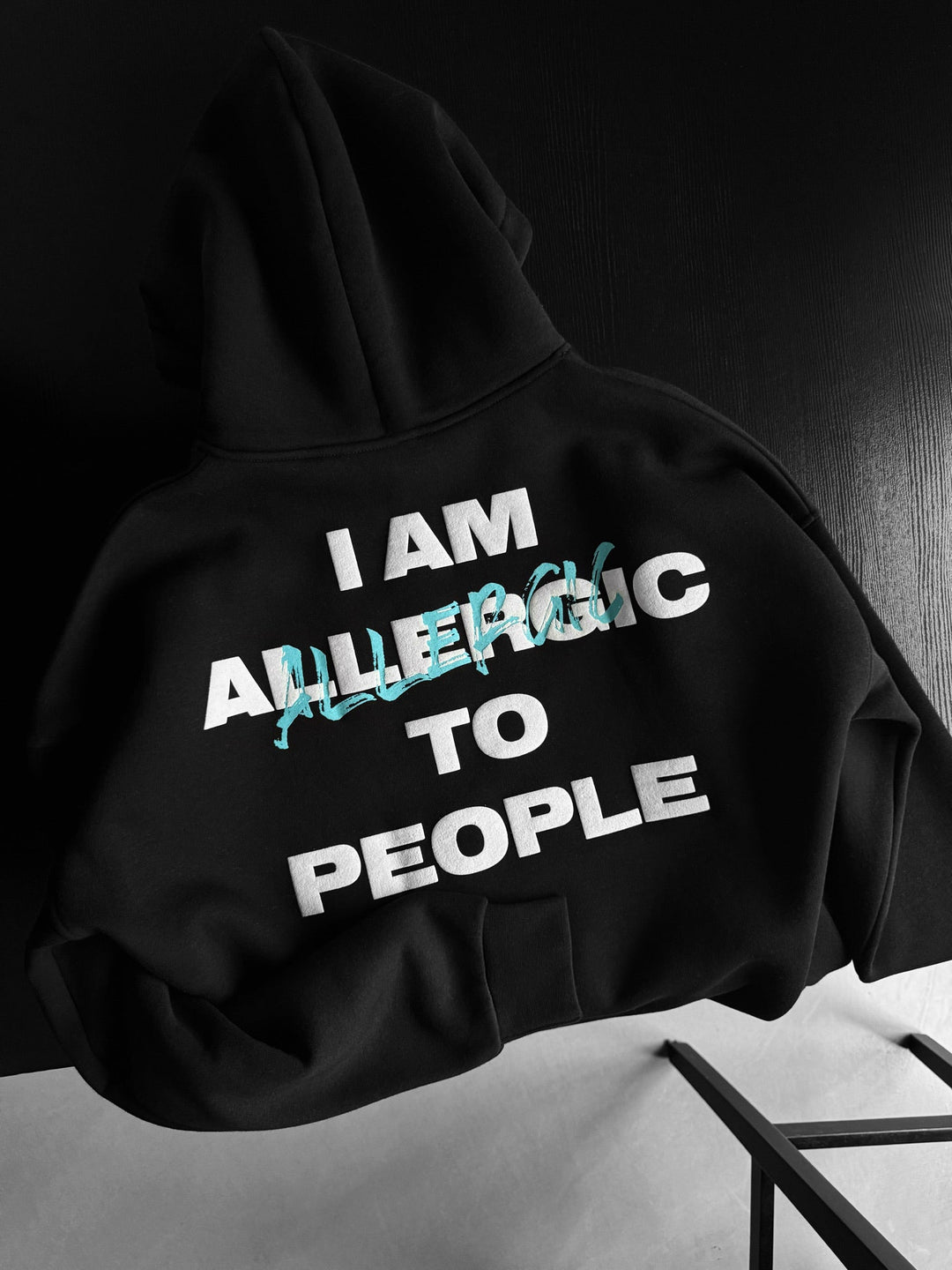 Oversize Hoodie Alergiczny - Czarny