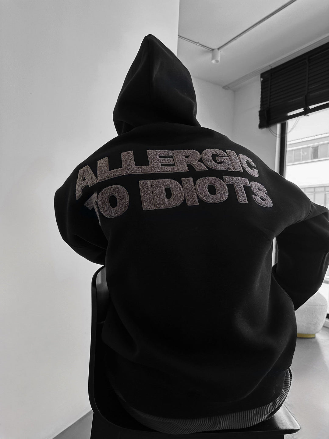 Oversize Szczegółowy Hoodie Alergiczny - Czarny