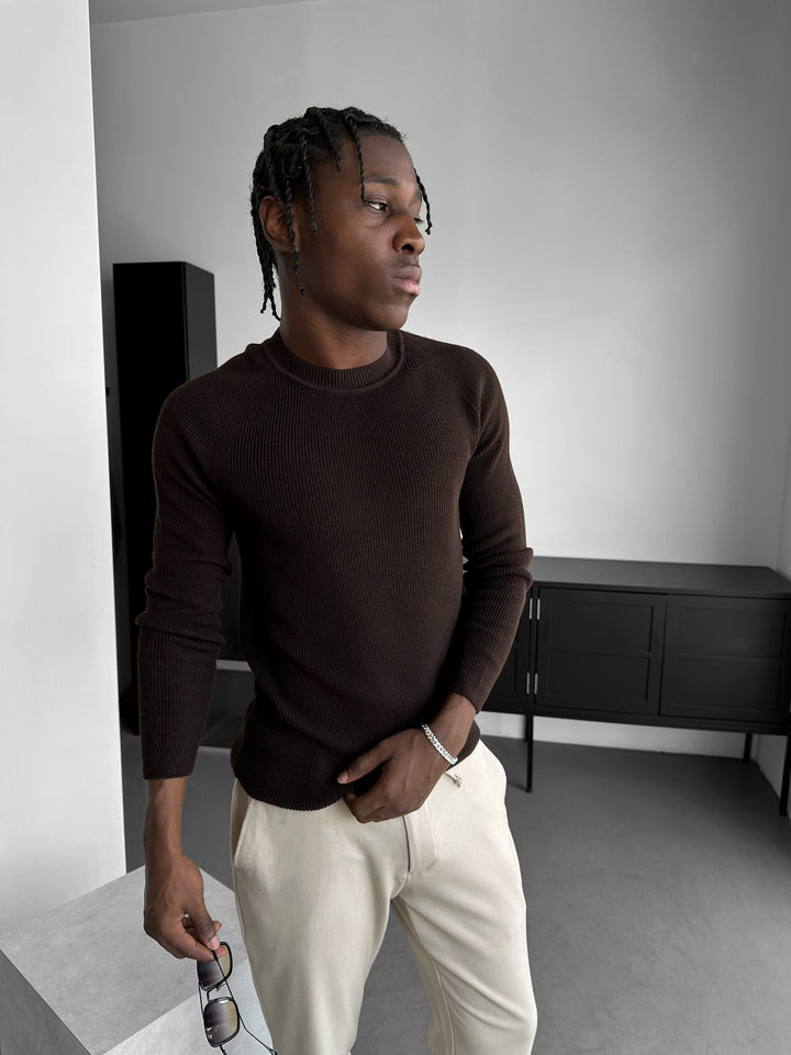 Sweter Slim Fit z Cienkiej Dzianiny - Ciemny Brąz