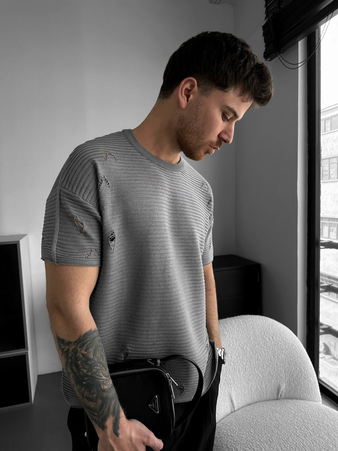 Luźna T-shirt z Przetartym Żebrowanym Splotem - Szary Melanż