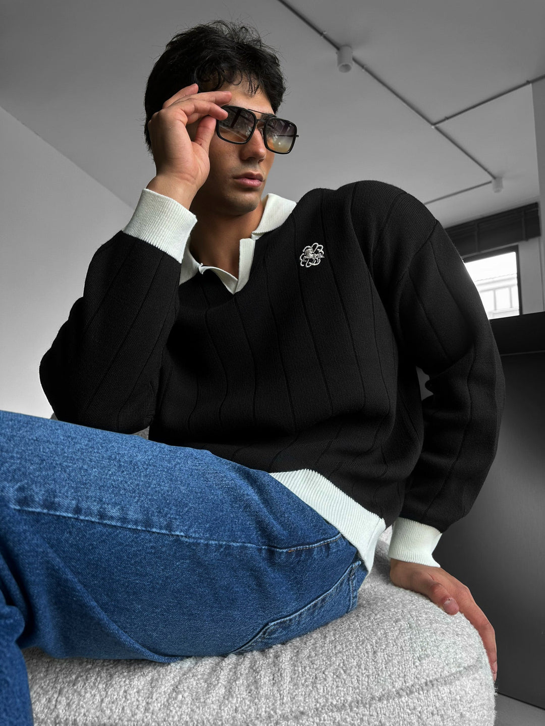 Oversized Haftowany Sweter Polo - Czarny
