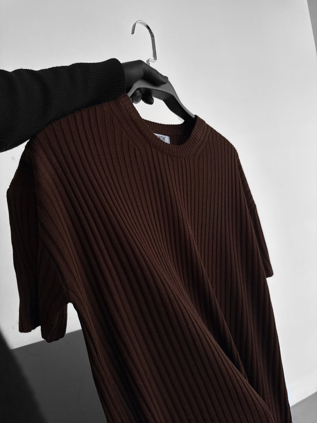 Luźna koszulka z ribbed dzianiny - Ciemny brąz