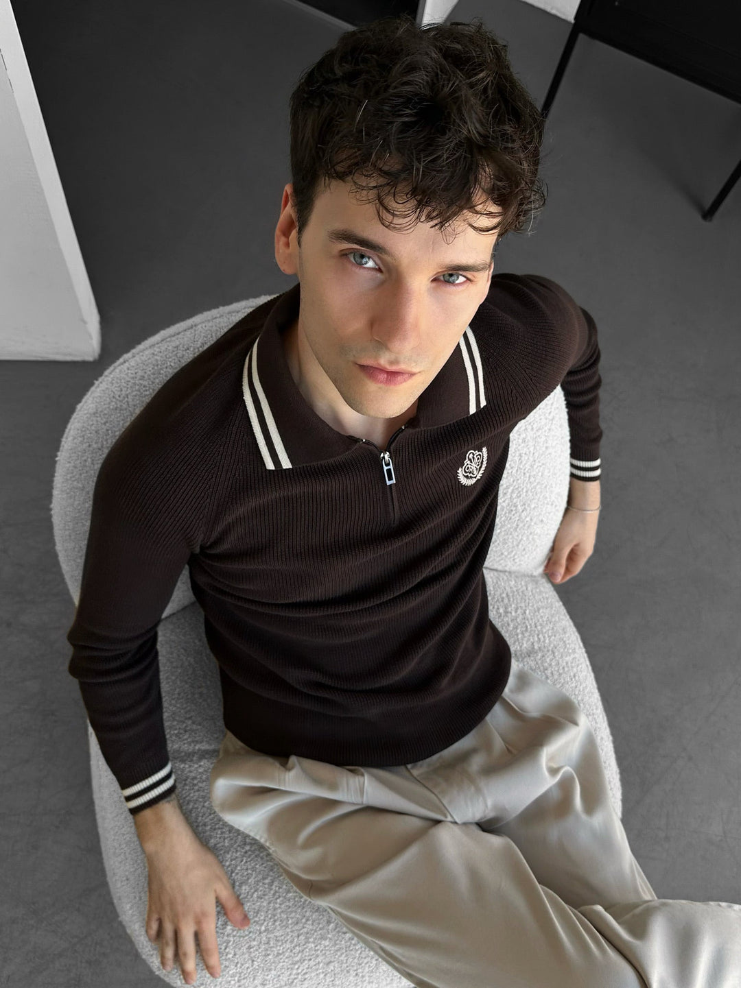 Slim Fit Half-Zip Haftowany Sweter Polo - Ciemnobrązowy