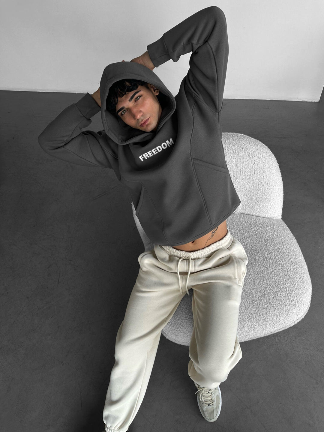 Hoodie z przyszytymi dużymi ściegami - Antracytowy