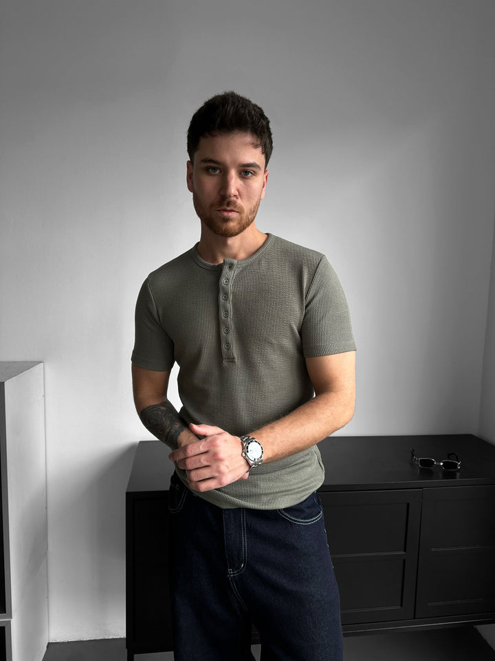 T-shirt Slim Fit z guzikiem - Mięta