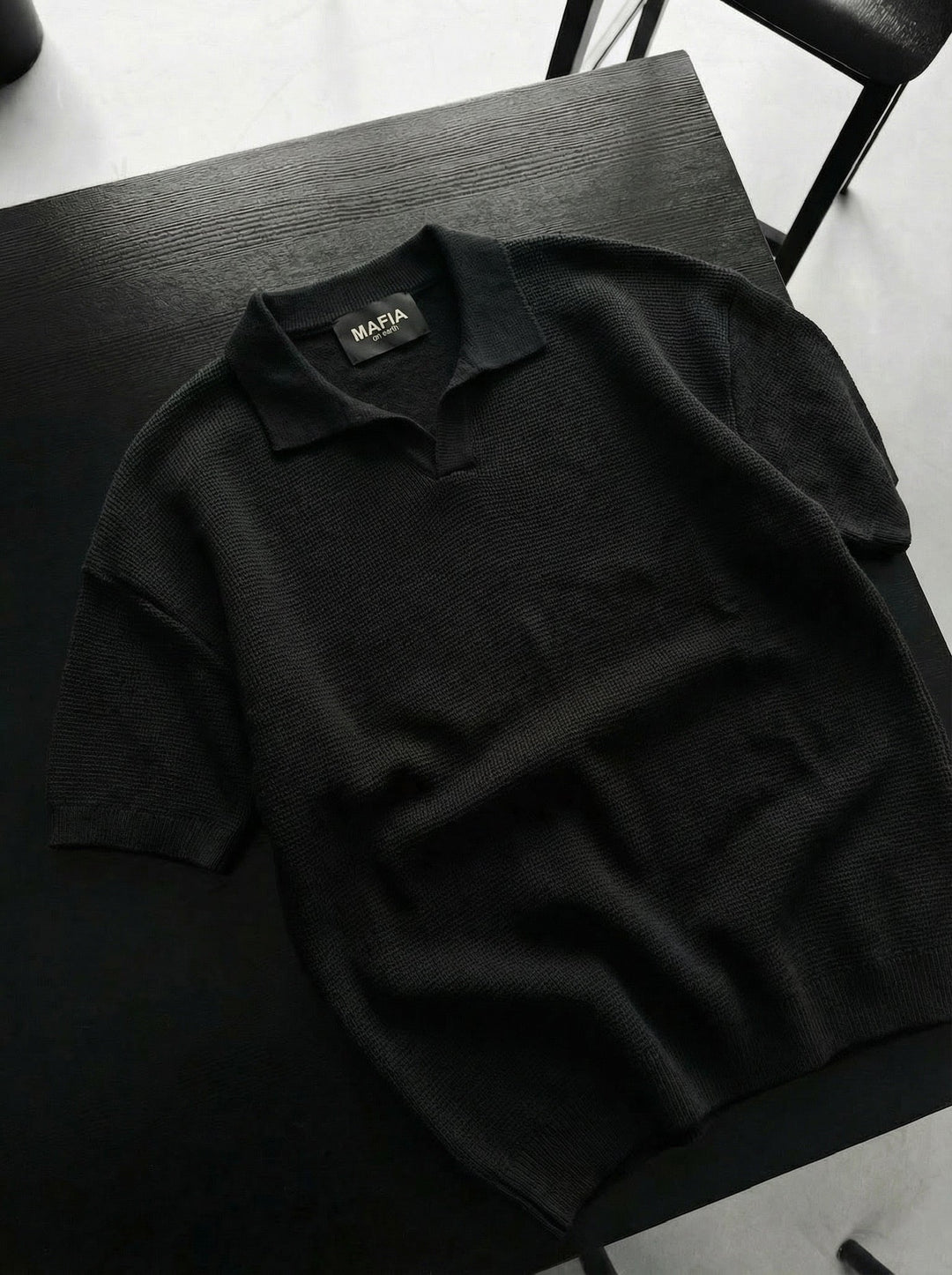 T-shirt z dużym kołnierzem, prążkowany - Czarny