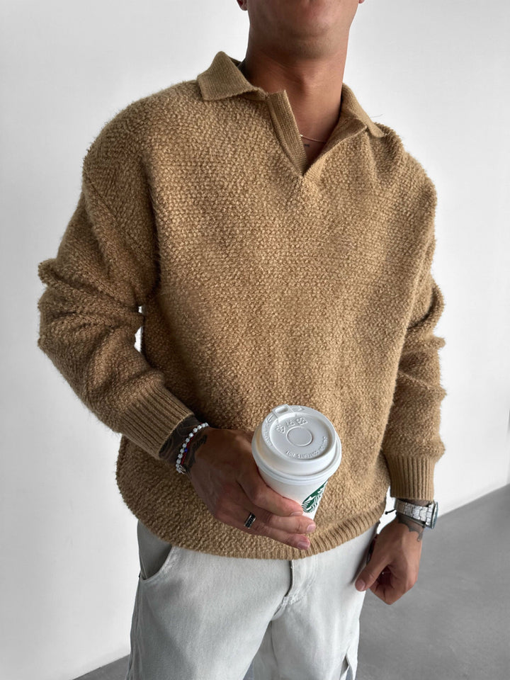 Sweter z dzianinowym kołnierzem - Camel
