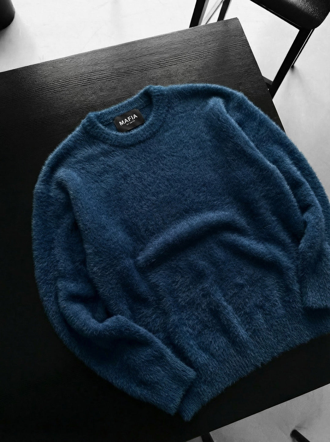 Oversize Sweter z Włochatej Liny - Nocny Niebieski