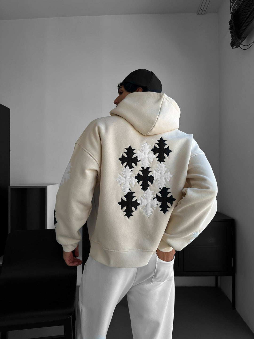 Hoodie Oversize z Gothic Krzyżem - Beżowy