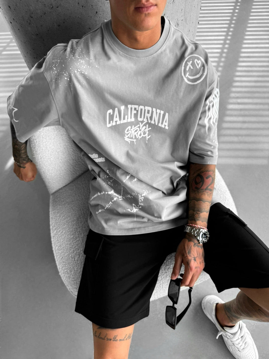 Oversize T-shirt Graffiti z Kalifornii - Szary