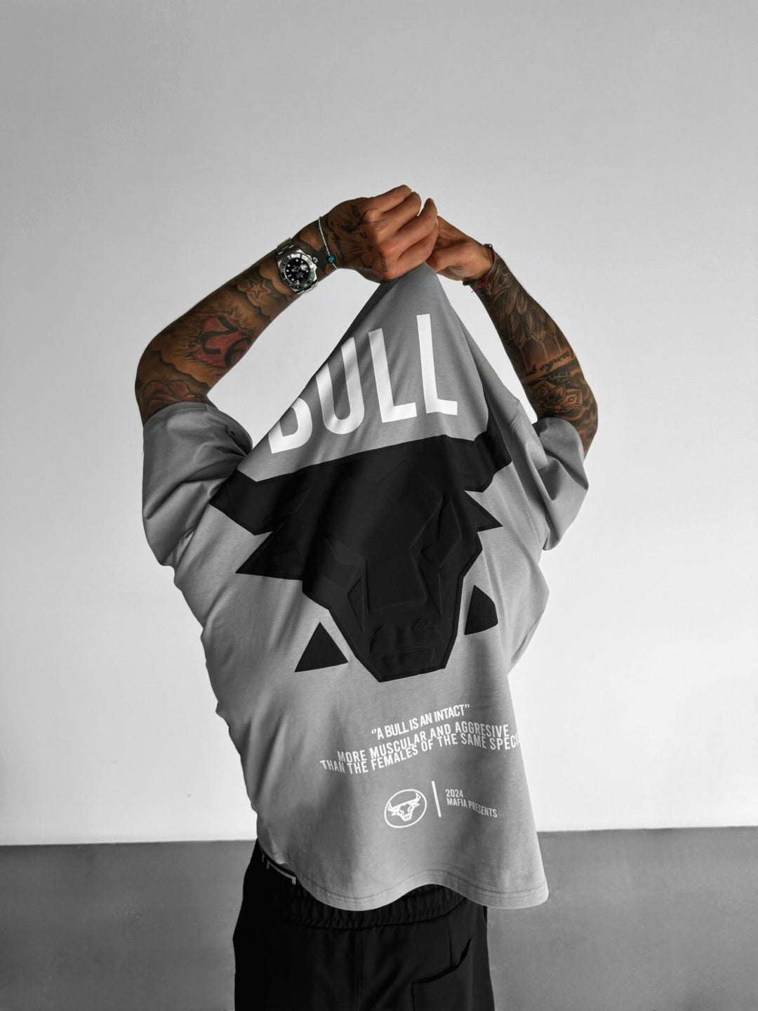Oversize T-shirt z bykiem - Szary i Czarny