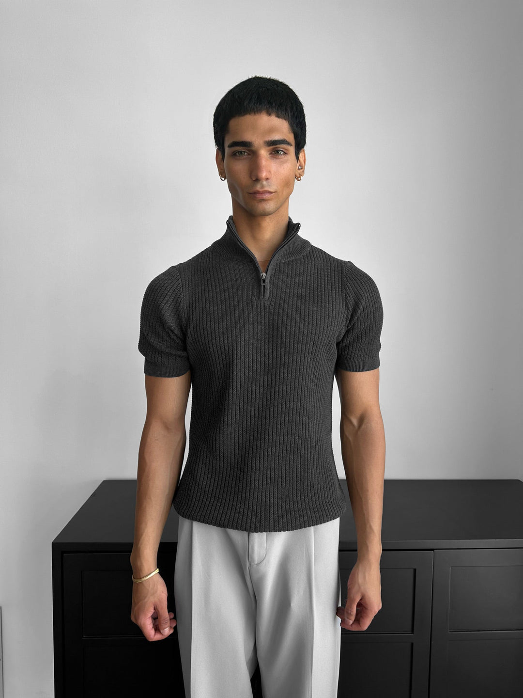 T-shirt Slim Fit z kołnierzem typu mock i zamkiem - Antracytowy