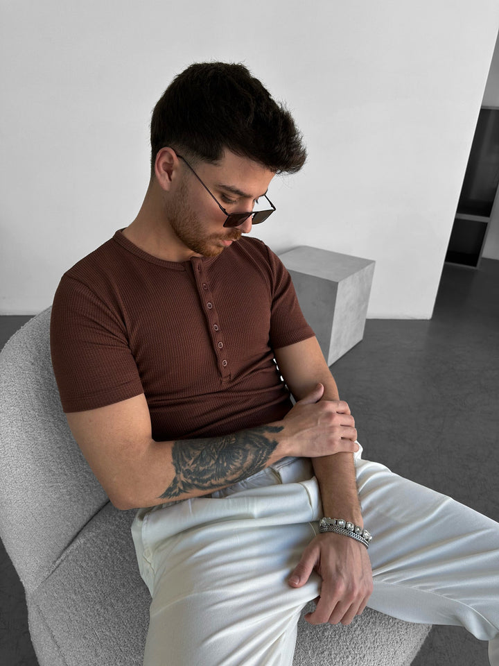 Slim Fit T-shirt z guzikiem - Brązowy