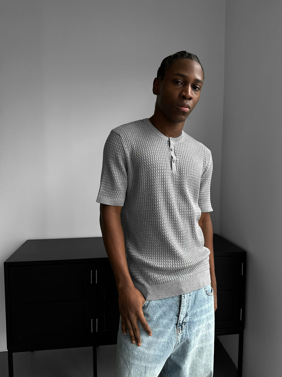 T-shirt Regular Fit Waffle z guzikiem - Szary