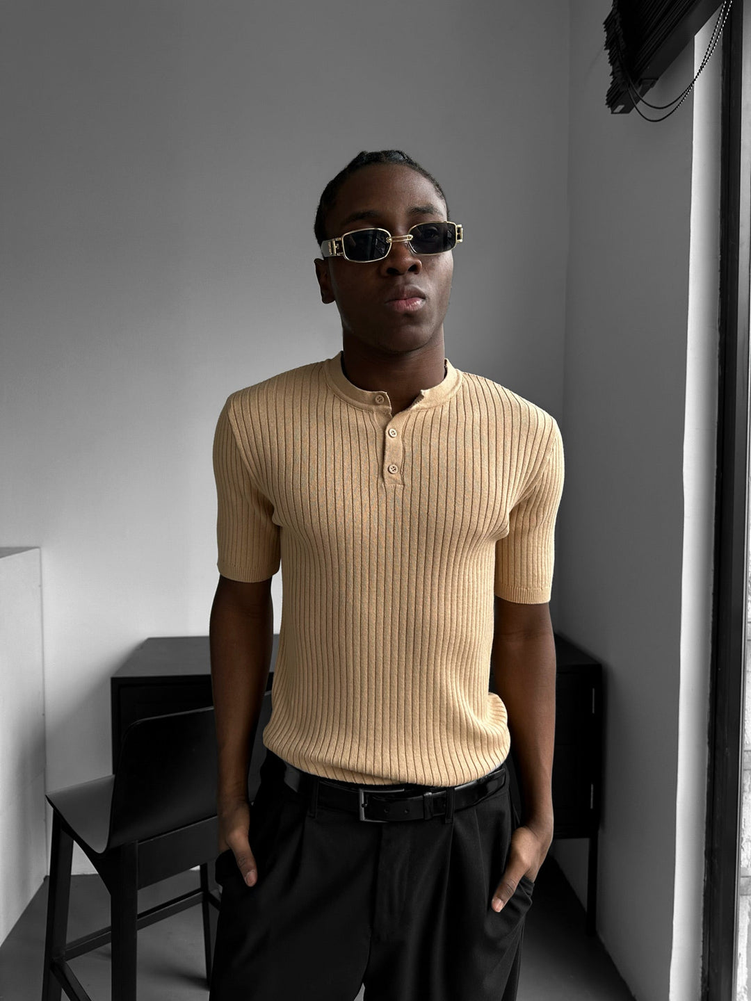 T-shirt Slim Fit z guzikiem - Beżowy