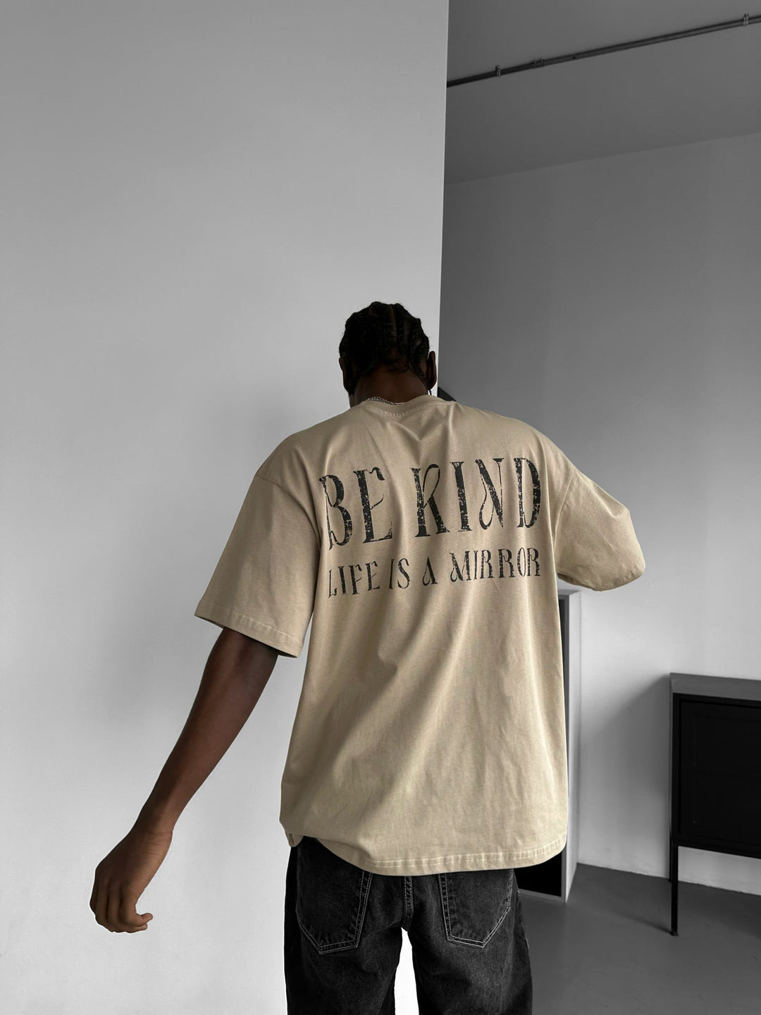 Oversize T-shirt Be Kind - Kamień