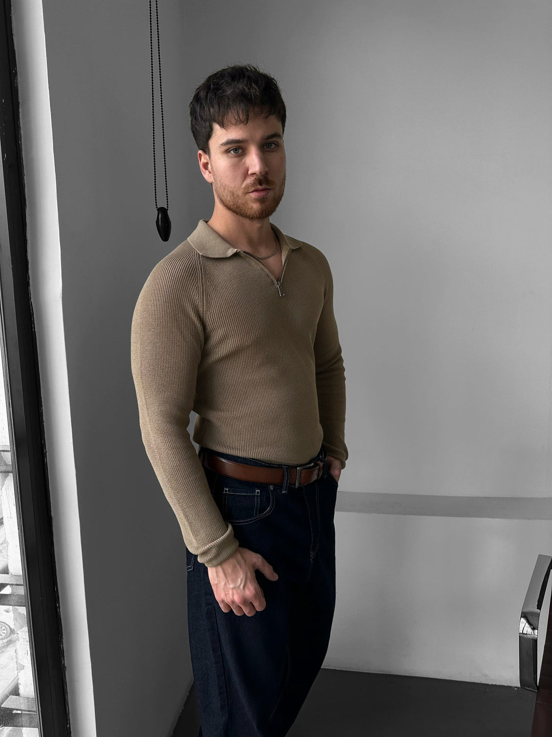 Sweter polo z zamkiem w stylu slim fit - Camel
