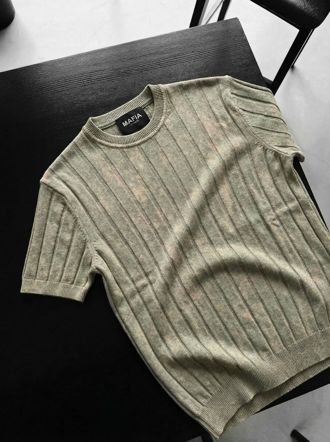 T-Shirt Slim Fit z Wytartymi Liniami - Kamień