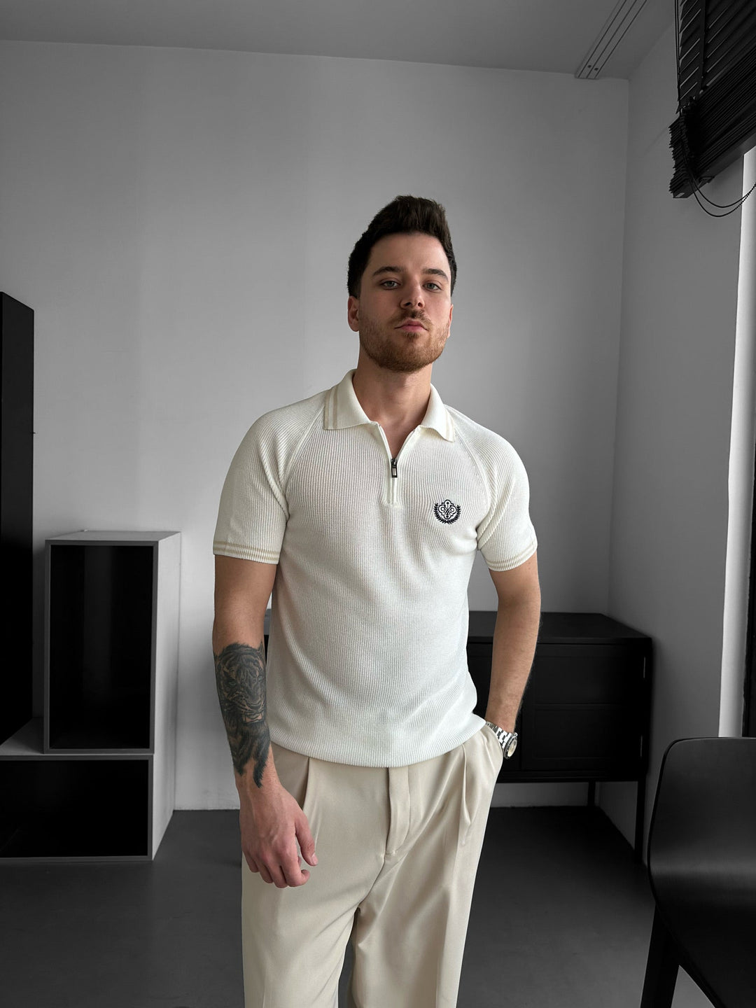 Slim Fit Polo z haftem z pół-zamkiem - Ecru