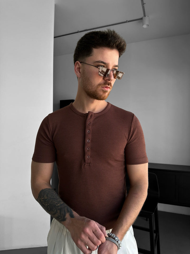 Slim Fit T-shirt z guzikiem - Brązowy