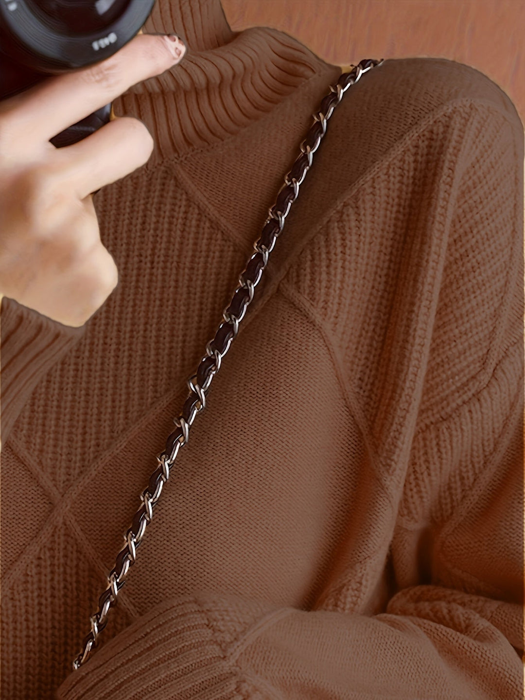Fakturowany sweter z golfem