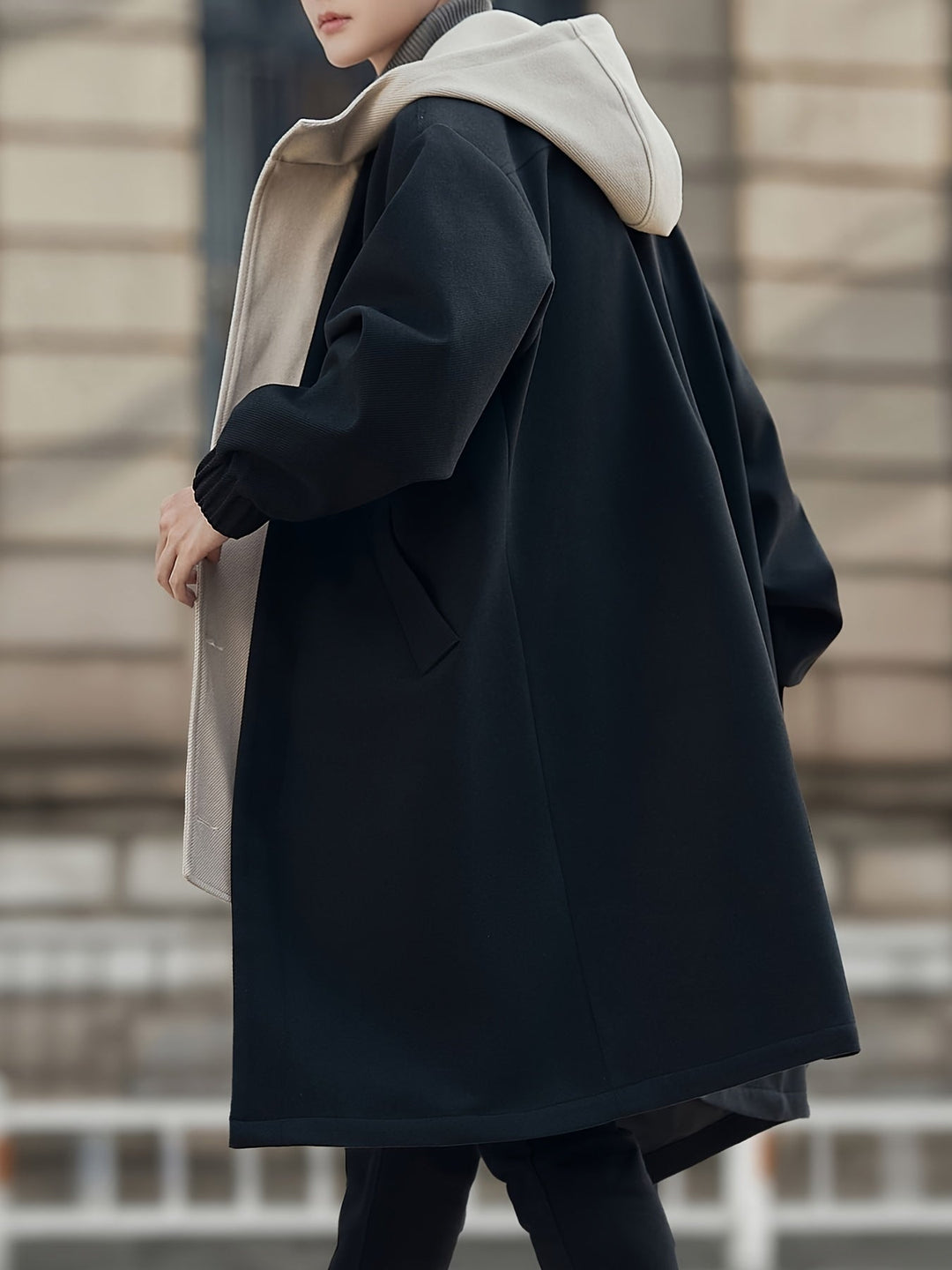 Elegancki z kapturem wydłużony płaszcz