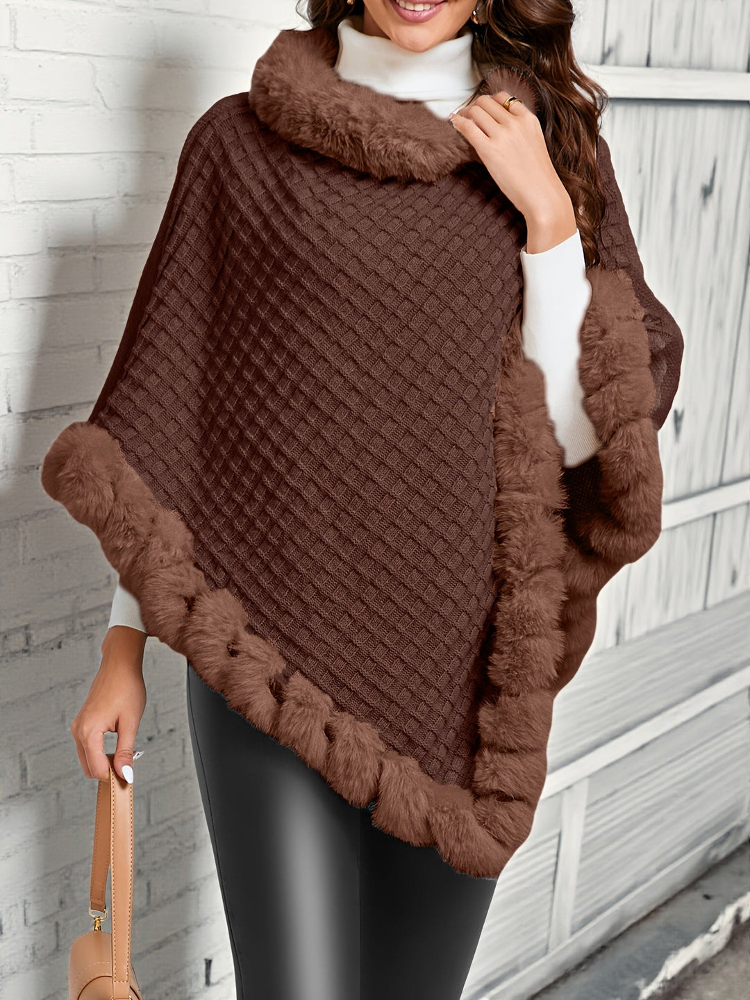 Przytulny Fur-Trim Poncho