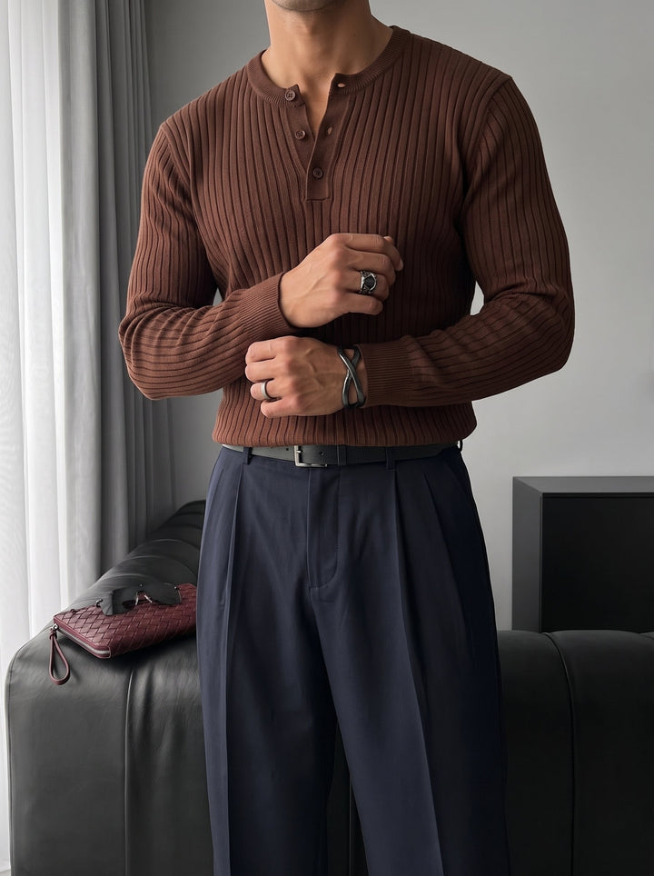 Sweter Slim Fit z guzikiem - Brązowy