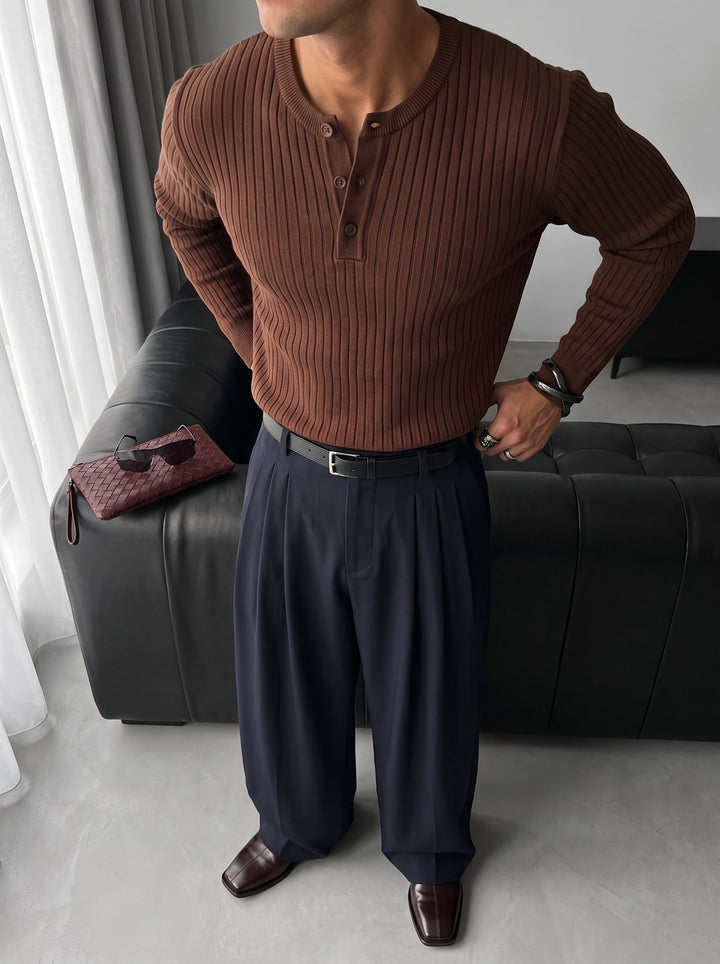 Sweter Slim Fit z guzikiem - Brązowy