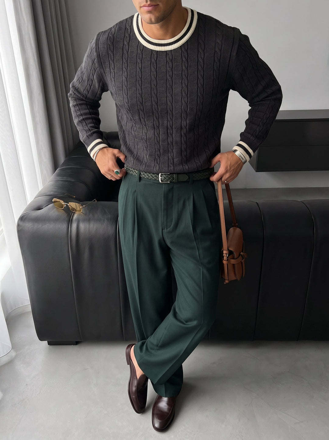 Sweter o regularnym kroju z plecionką - Antracyt