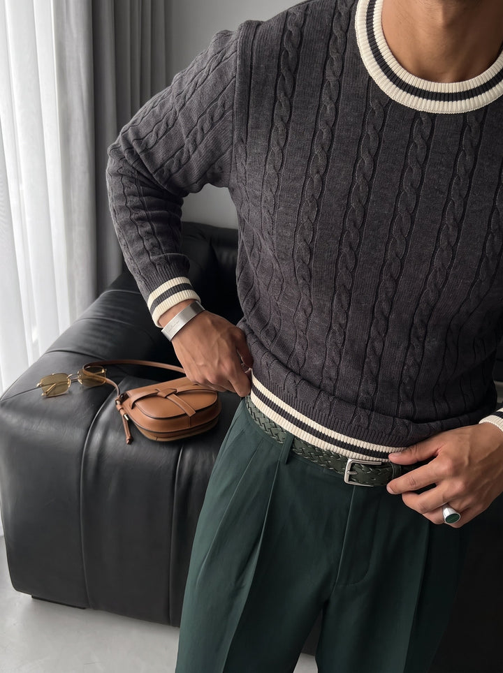 Sweter o regularnym kroju z plecionką - Antracyt